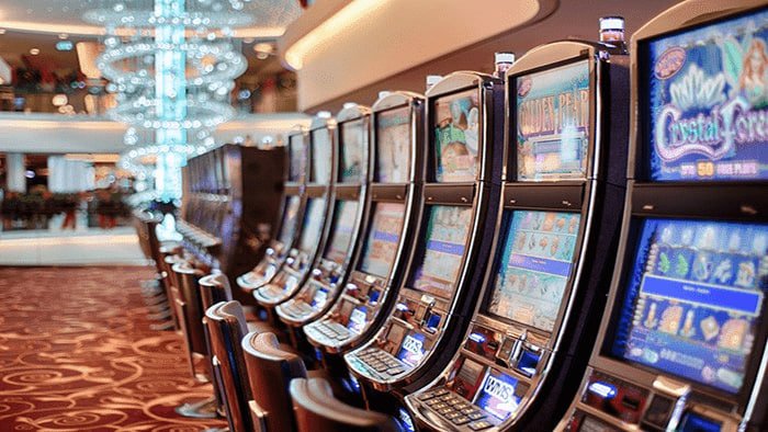 AK77 စလော့ ပလက်ဖောင်းတွင် Slot Games ကစားနေသော မြန်မာကစားသမားများ